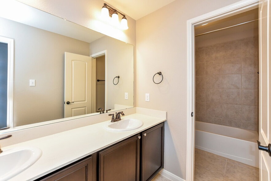 Building Photo - 526 Roaring Springs Dr