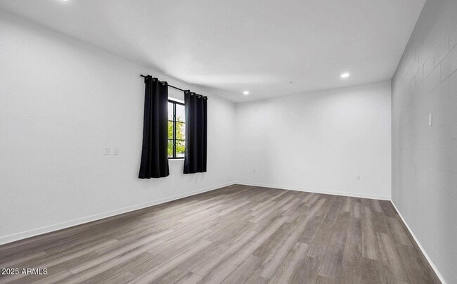 Building Photo - 832 S Farmer Ave