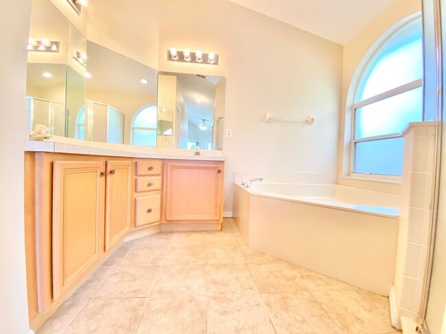 Building Photo - Beautiful Home with Water View in Waterfor...