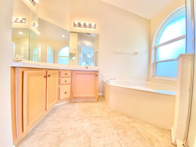 Building Photo - Beautiful Home with Water View in Waterford Lakes!