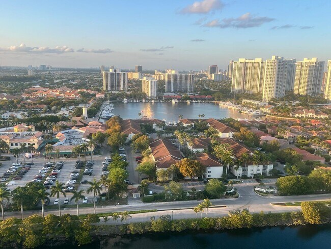 Building Photo - 3625 N Country Club Dr