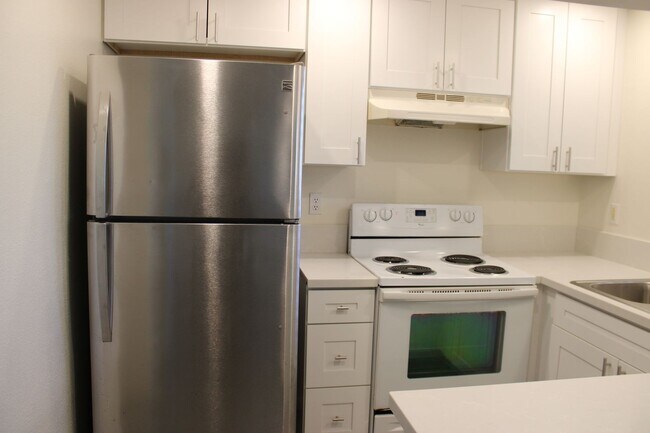 Building Photo - 2 BR, 1 and 1/2 BA Condo with 2 Parking Space