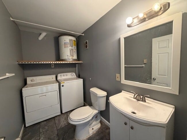 Building Photo - Newly renovated Town House for Rent 3Br / 2 Ba Section 8 Welcome !