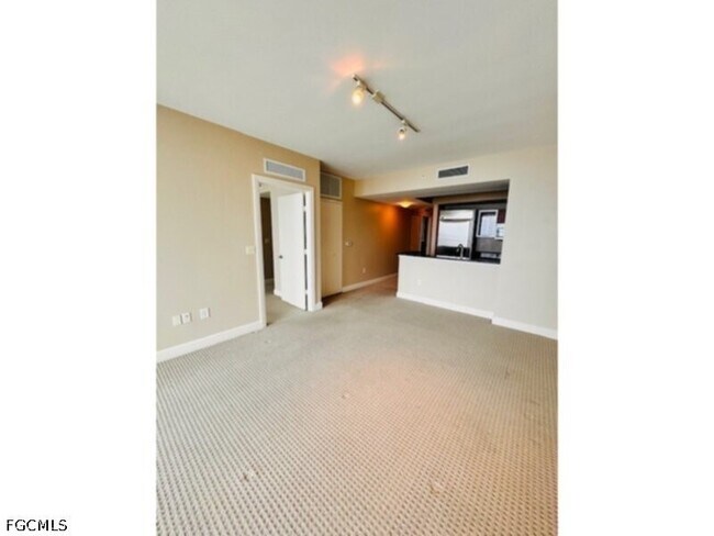 Building Photo - 3000 Oasis Grand Blvd