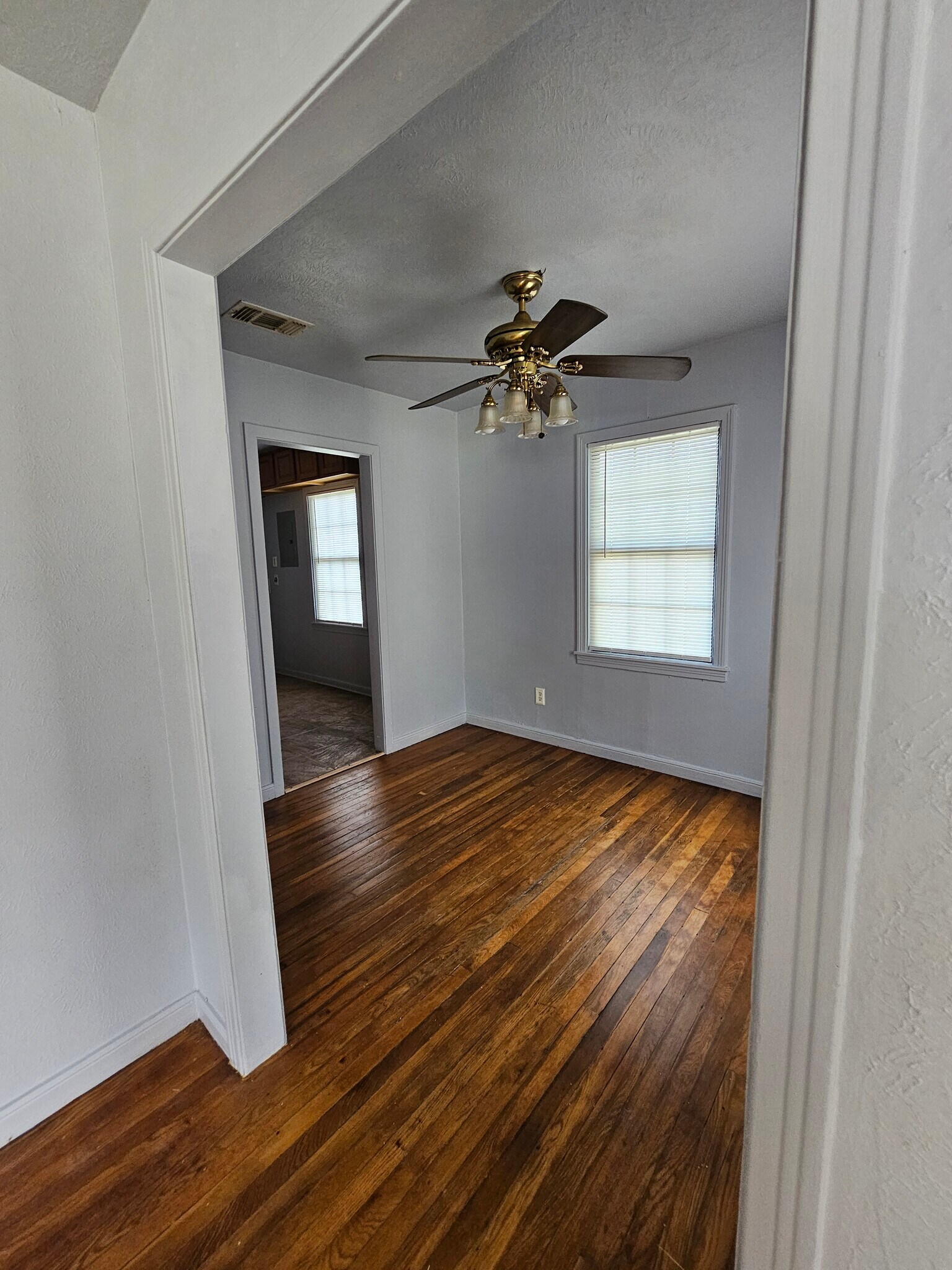 Building Photo - 5616 Thomas Ln