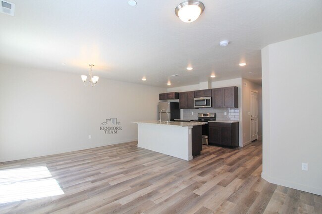 Building Photo - 3 Bedroom, 2 Bath Townhome in Kennewick