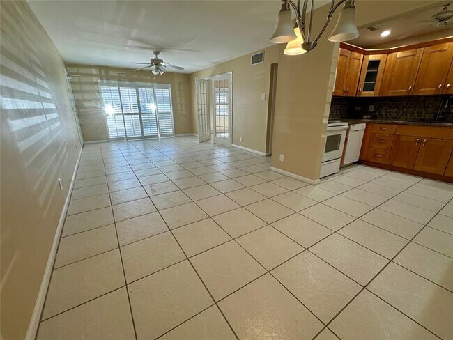 Building Photo - 6317 Bay Club Dr