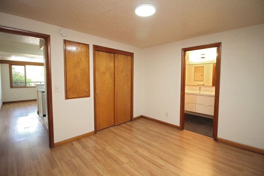Building Photo - 3200-3236 SW Marigold St