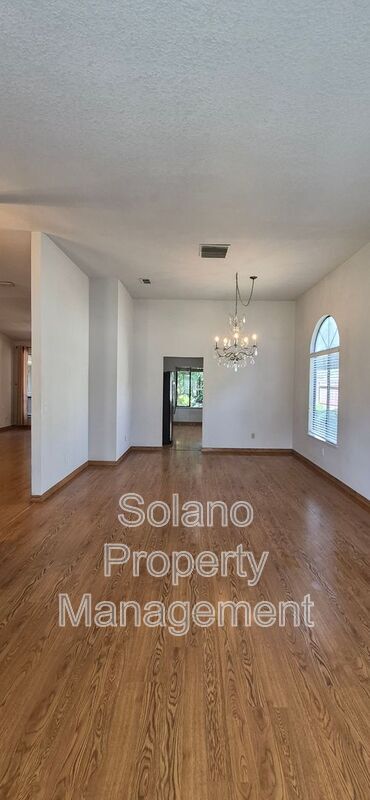 Building Photo - 642 Silvertop Way