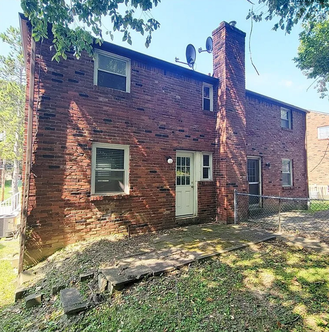 Building Photo - *Recently Updated & Spacious 3BD/1BA Duple...