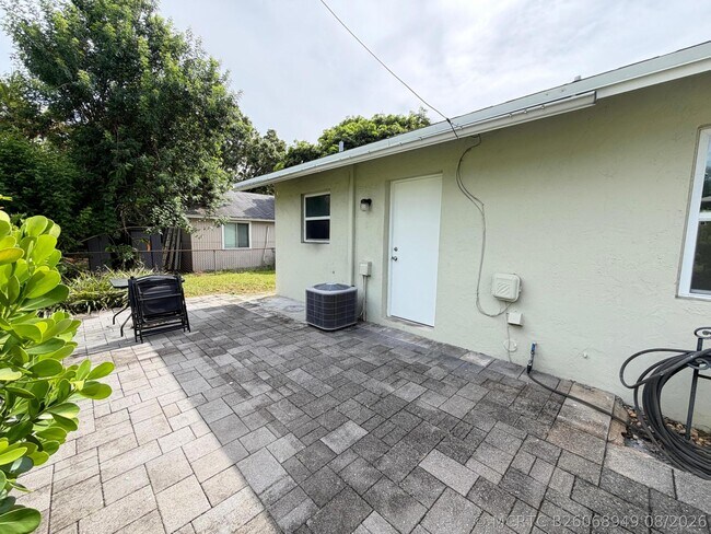 Building Photo - 8748 Sunset Dr