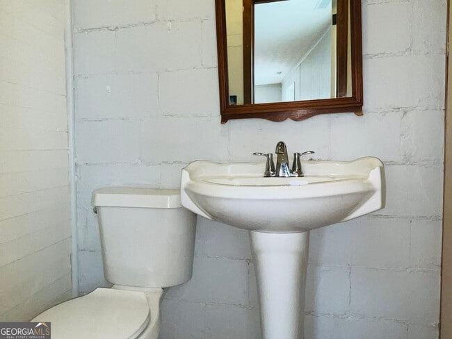 Building Photo - 406 E Main St