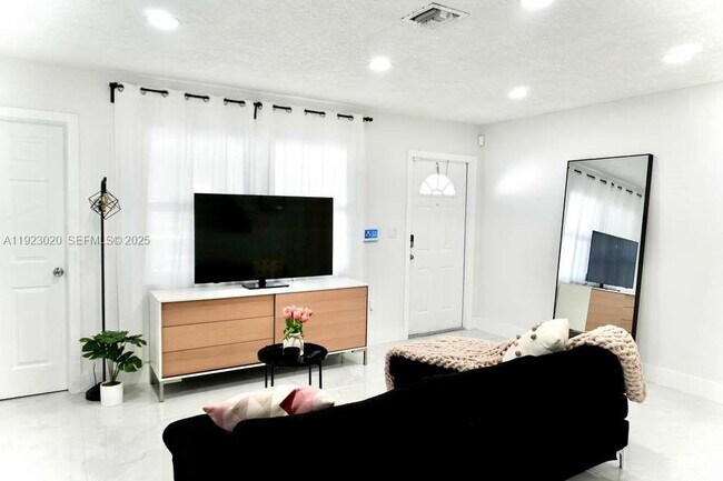 Building Photo - 1213 NW 6th Ave