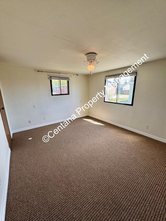 Building Photo - 3 bedroom 2 bathroom mobile home off of Co...