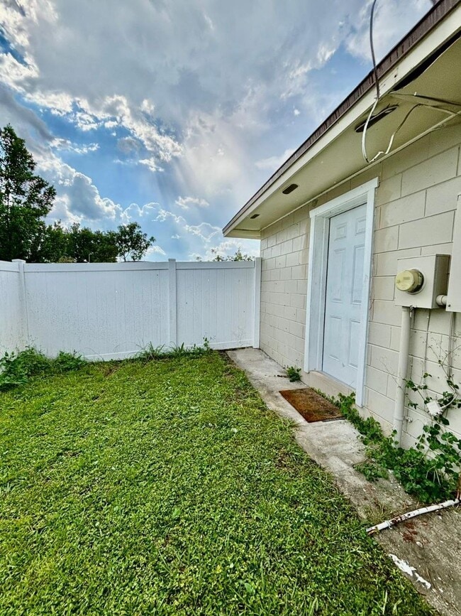 Building Photo - 5665 Nokomis Cir