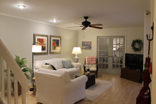 Building Photo - 301 SE Castle Ct