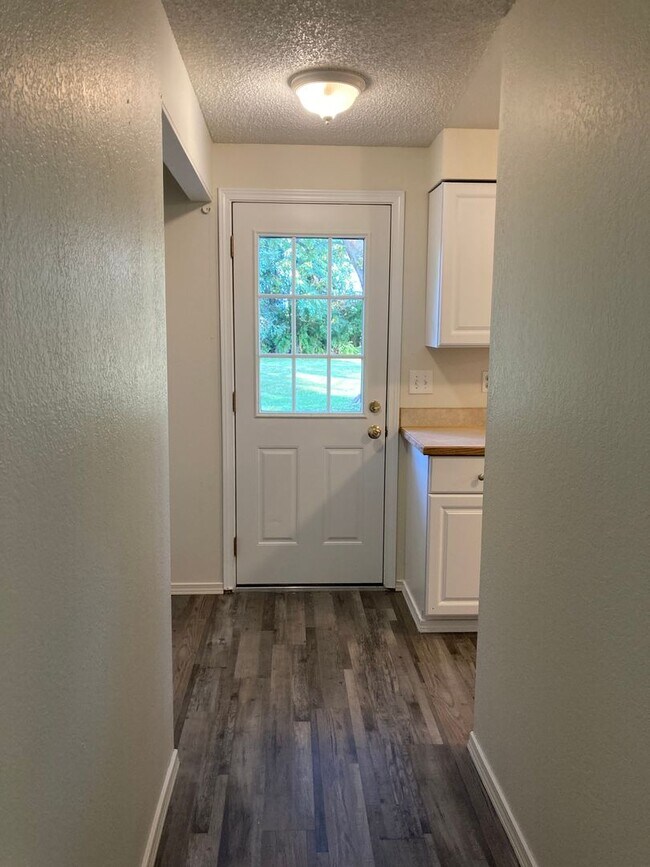 Building Photo - One Level Living w/ Private Oversized Backyard