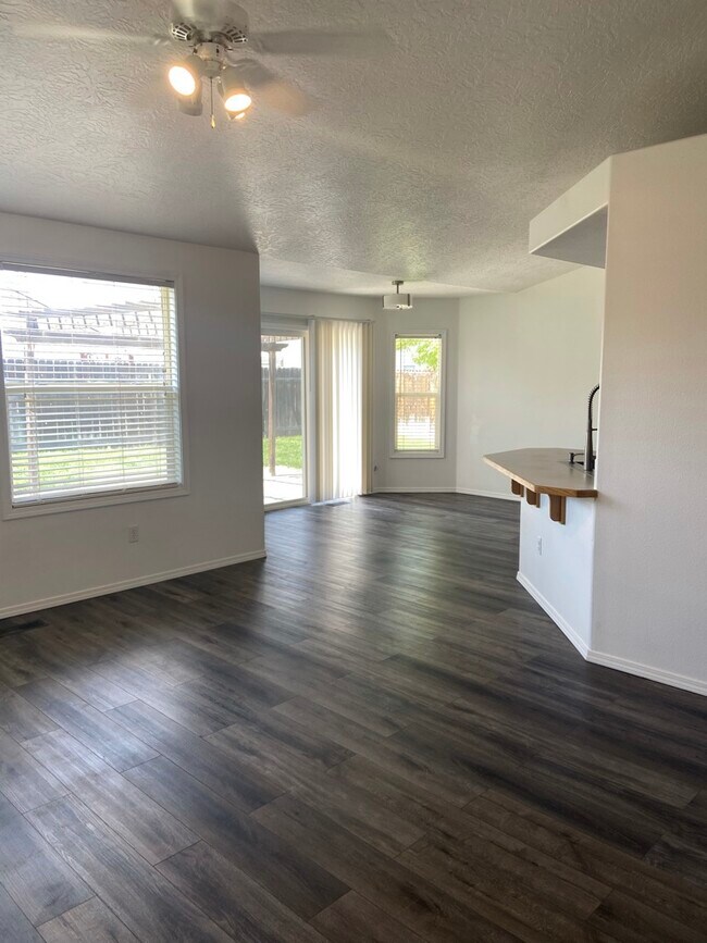 Building Photo - 1745 Challis Dr