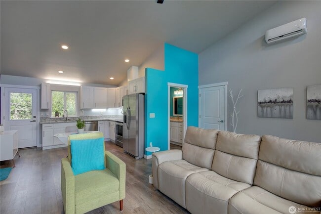 Building Photo - 2 bedroom close to the beach