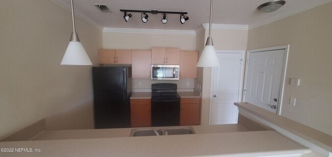 Building Photo - 2 bedroom 2 bathroom condo for rent