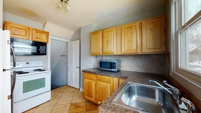 Building Photo - Cute, 2-story Duplex