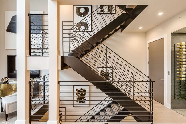 Building Photo - Old City Townhome with Parking