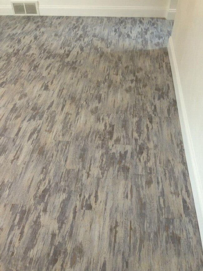 Building Photo - Stunning Renovation - South Side Flats