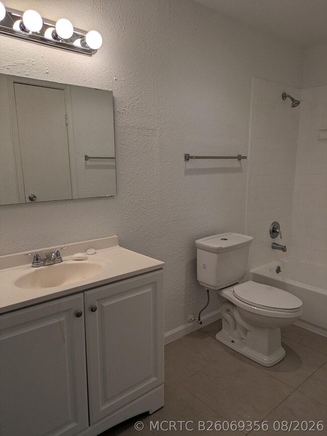 Building Photo - 733 Riverside Dr