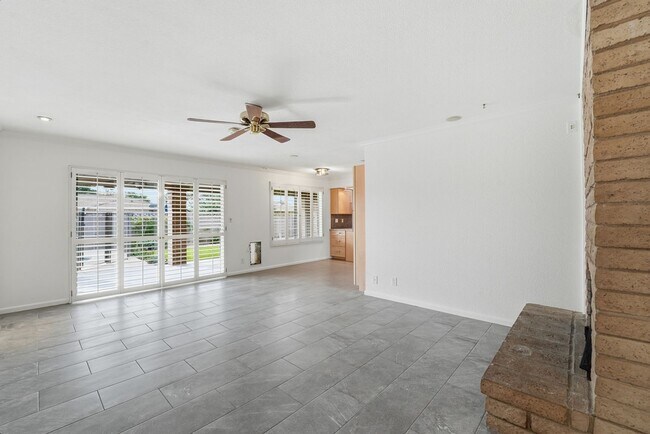 Building Photo - Welcome to this beautiful 4-bedroom, 3-bathroom home in Tempe Arizona!