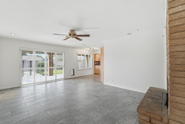 Building Photo - Welcome to this beautiful 5-bedroom, 3-bathroom home in Tempe Arizona!