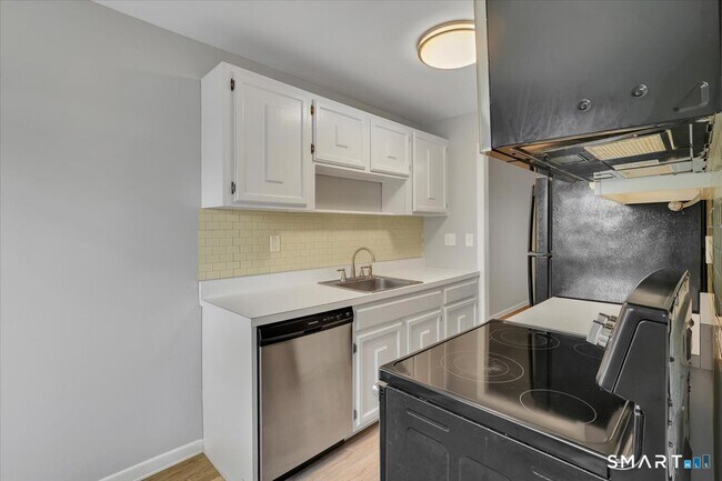 Building Photo - 10 Briar Ct