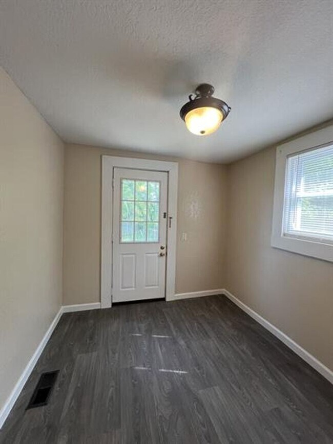 Building Photo - Lenoir City 37771 - Charming 3-Bed, 1.5-Bath Farm-Style Home Within City Limits - Contact Chad We...
