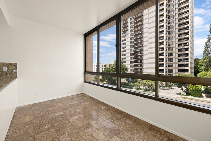 Building Photo - 10430 Wilshire Blvd