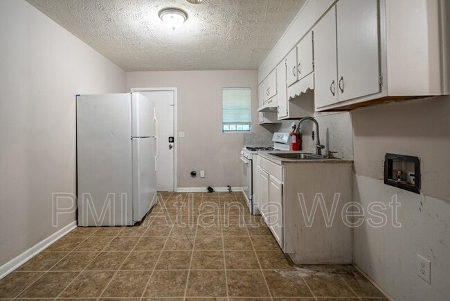 Building Photo - 6480 Raymond Dr