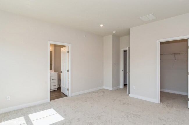 Building Photo - 6902 Sycamore Way