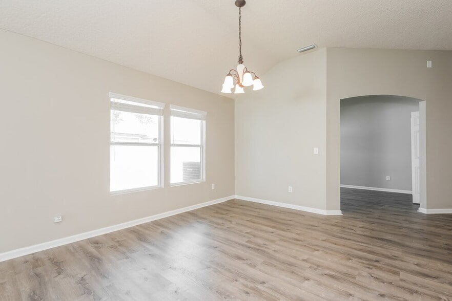 Building Photo - 1033 Bains Lake Dr