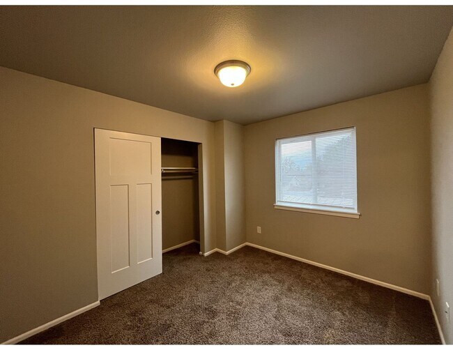 Building Photo - Townhouse Style 3 Bedroom
