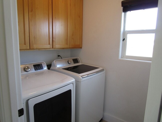 Building Photo - Completely Refreshed 2 Story Home with Fen...
