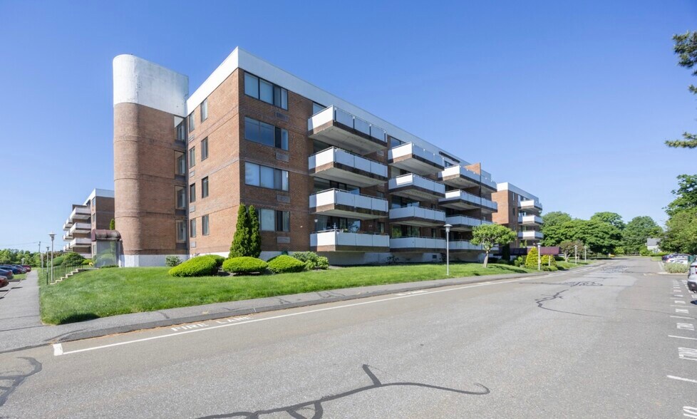 Building Photo - 1460 Elm St