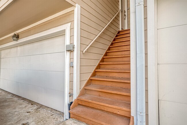 Building Photo - 10 Mariner Village Dr