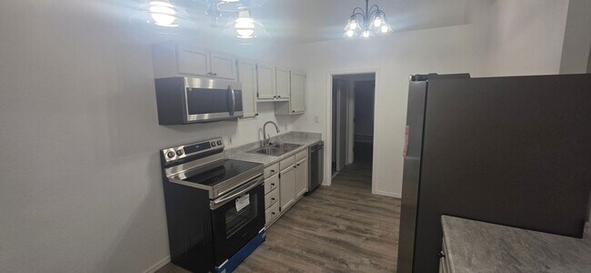 Building Photo - 1705 Oakshire Ln