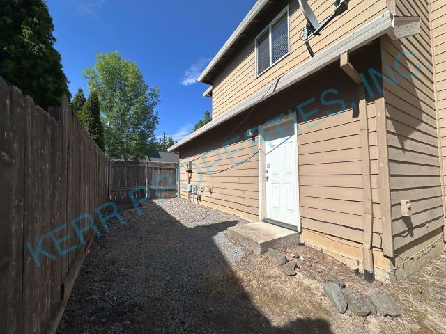 Building Photo - 781 SE Acacia Ln