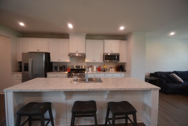 Building Photo - Beautiful and New this 4 Bedroom Townhouse