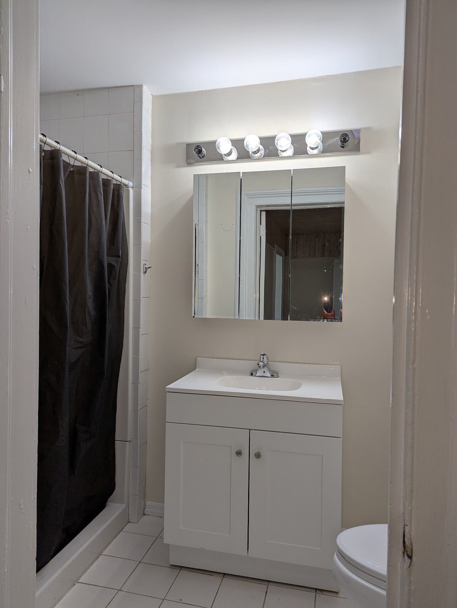 Full Bathroom - 58 E Central Ave