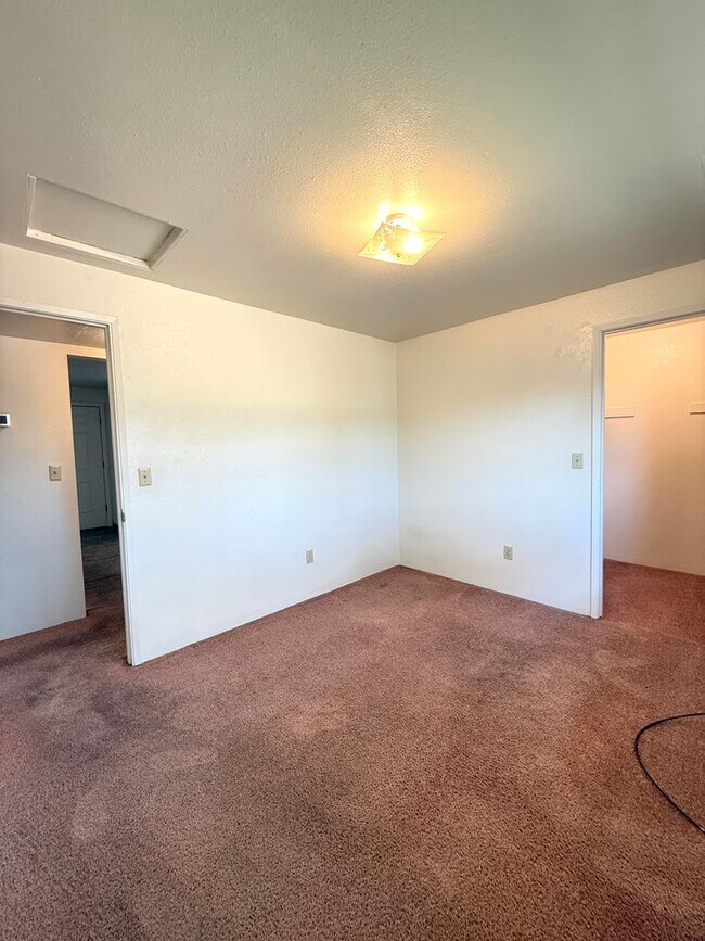 Building Photo - 330 Independence Cir