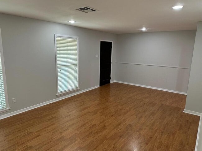 Building Photo - 835 Wycliffe Dr