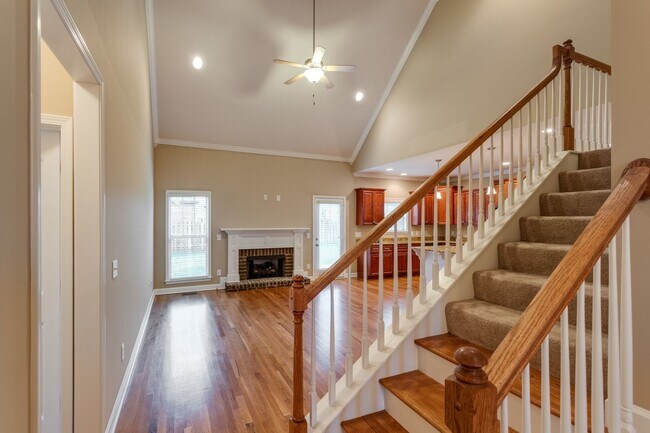 Building Photo - 4-Bed/3-Bath with Bonus Rm. in Spring Hill!
