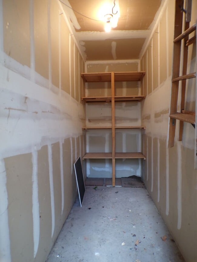Building Photo - Charming 1 Bed, 1 Bath Main-Floor Condo in...