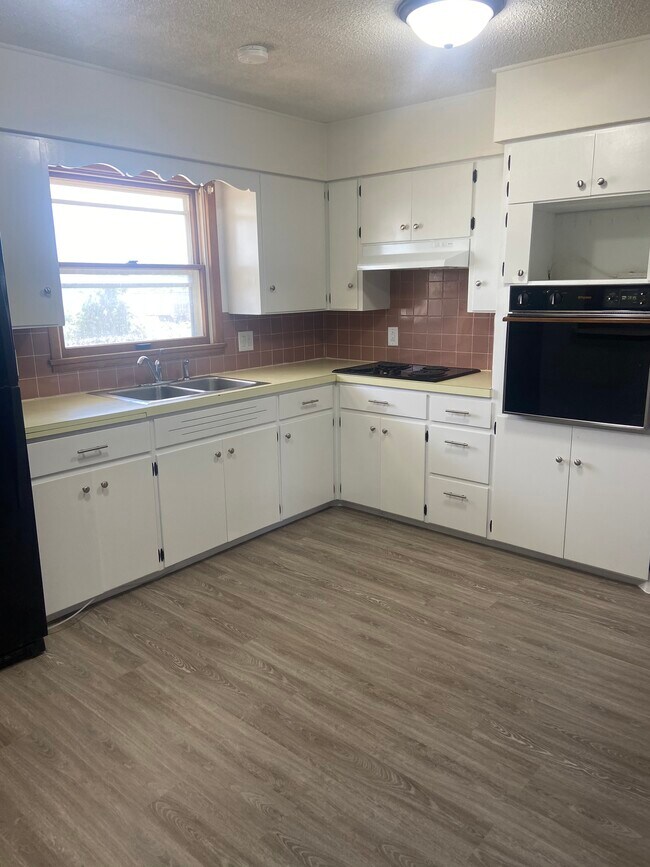 Kitchen - 5421 16th Ave SW