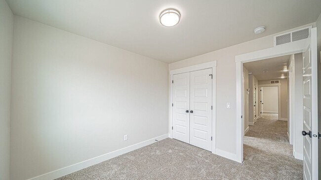 Building Photo - Beautiful 4-Bedroom Townhome for Rent off of Sunnyside in Idaho Falls